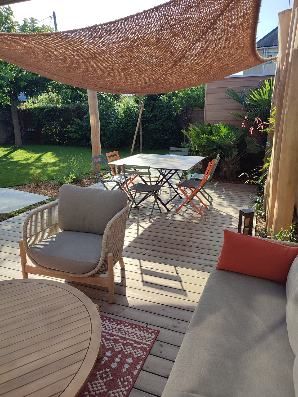 terrasse en bois de thermopin pour une ambiance exotique et chaleureuse à Angers