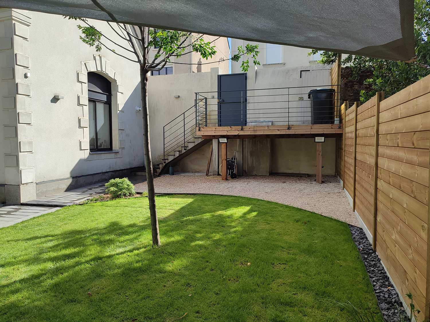 Vue sur une terrasse bois suspendue