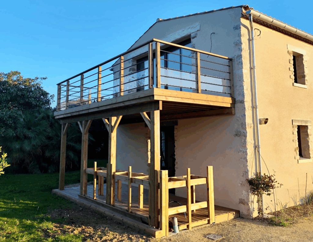 terrasse suspendue en bois et terrasse au sol en bois