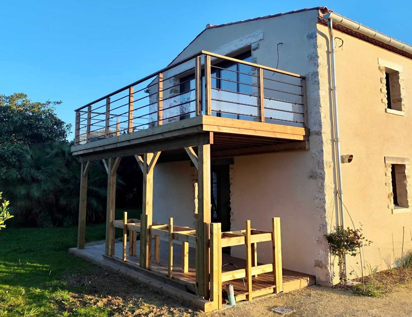 terrasse suspendue en bois et terrasse au sol en bois