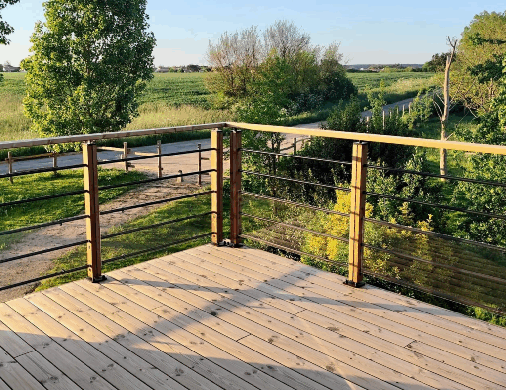 terrasse en bois au Domaine de la Guittiere